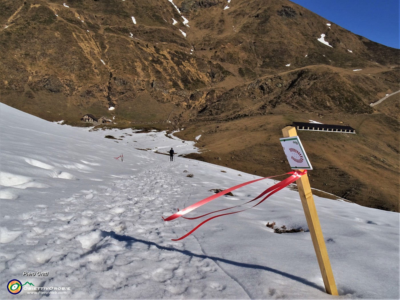 11 Dal colletto dei Piani  ci abbassiamo alla Casera Foppa (1750 m).JPG